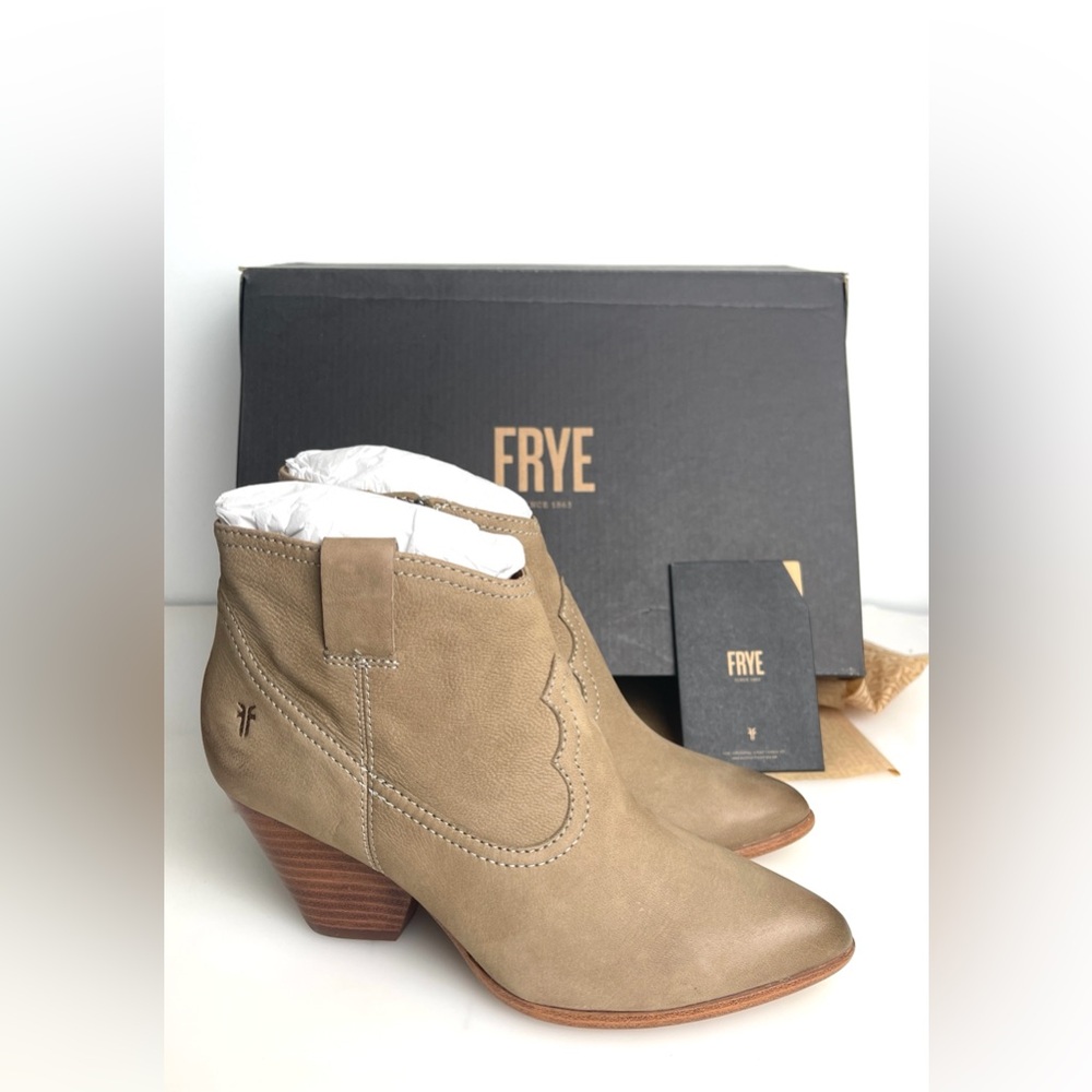 New Frye leather pointy toe zip up bootie sz 6 Ash color